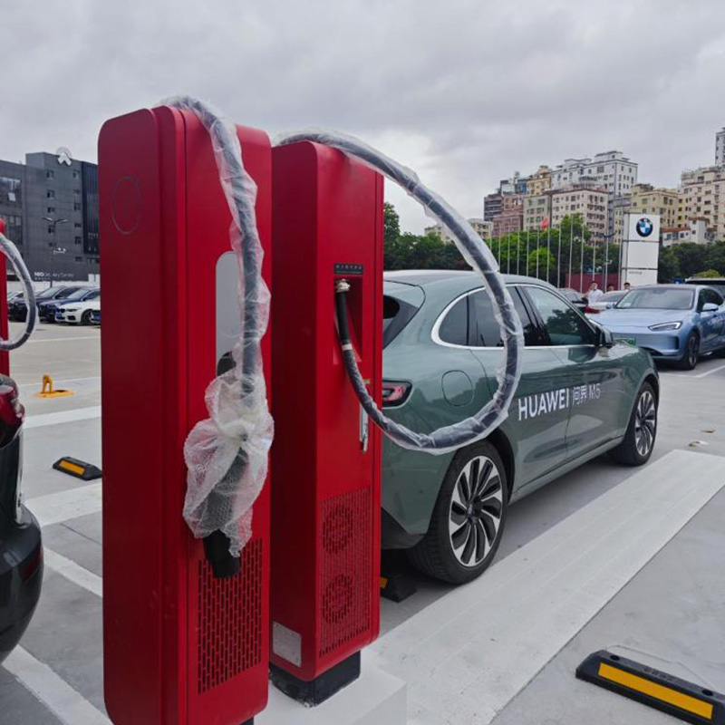 To create a new experience of energy replenishment Huawei 600kW super charging pile exposure